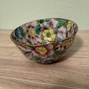 Vintage Chinese “Thousand Flowers” Porcelain Bowl Likely Produced in Macao